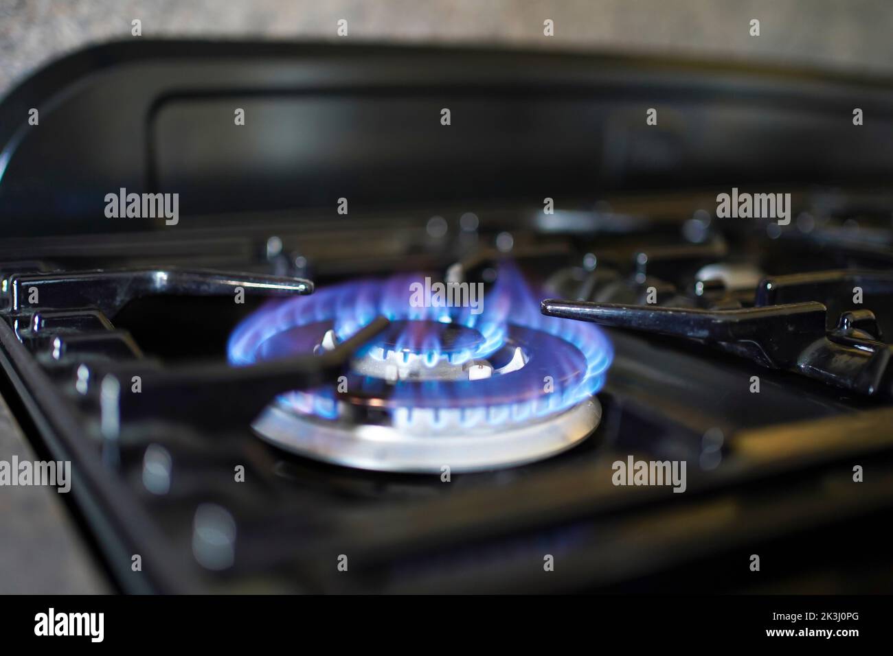 Crise énergétique du gaz. Flamme bleue sur un anneau de gaz de cuisinière. Banque D'Images