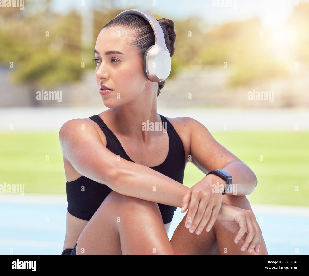 Musique, fitness et détente avec une femme de sport prenant une pause de son entraînement, de l'exercice et de l'entraînement pour la santé et le cardio. Santé et bien-être avec un Banque D'Images