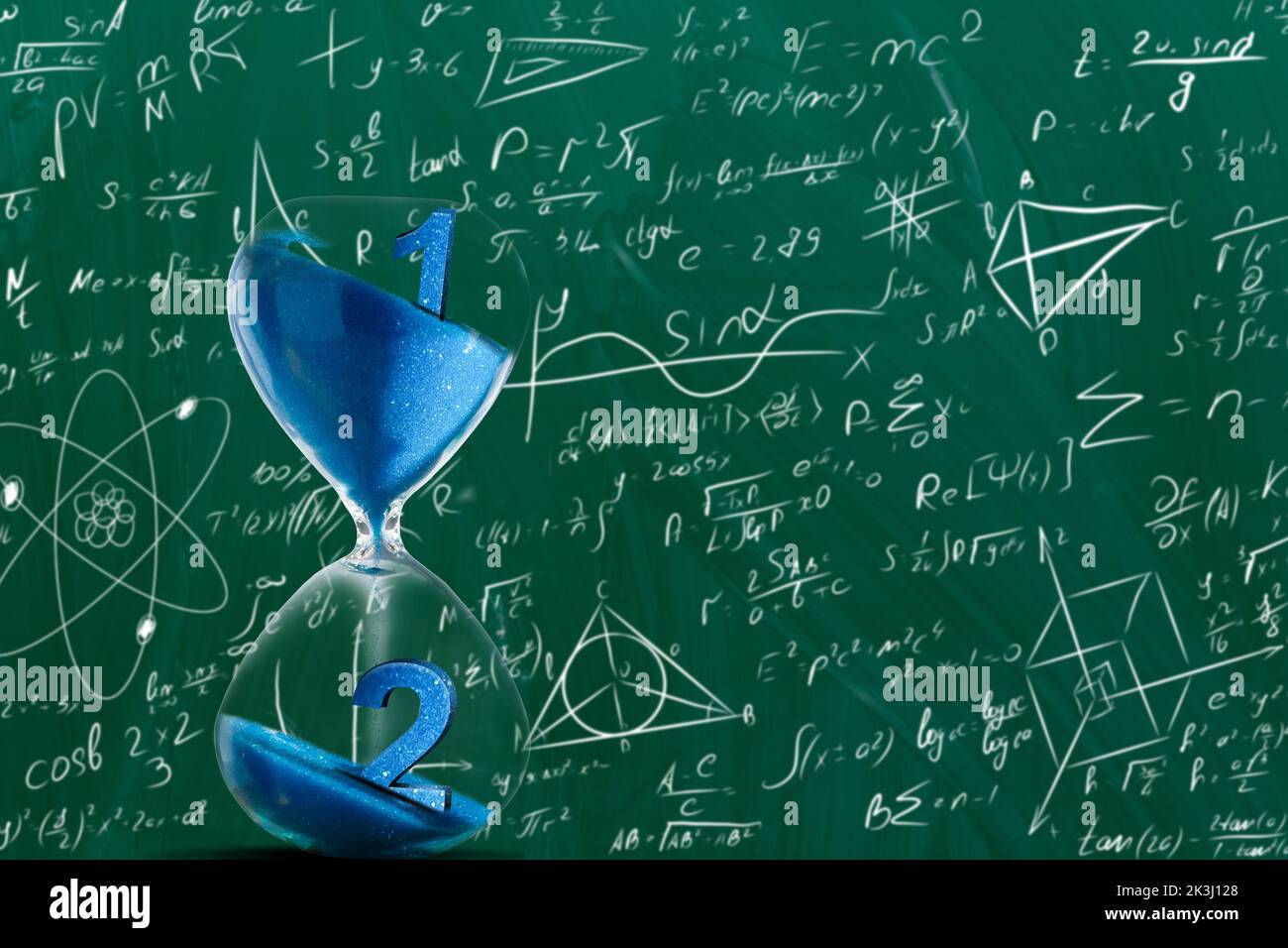 hourglass sur le fond des formules Banque D'Images