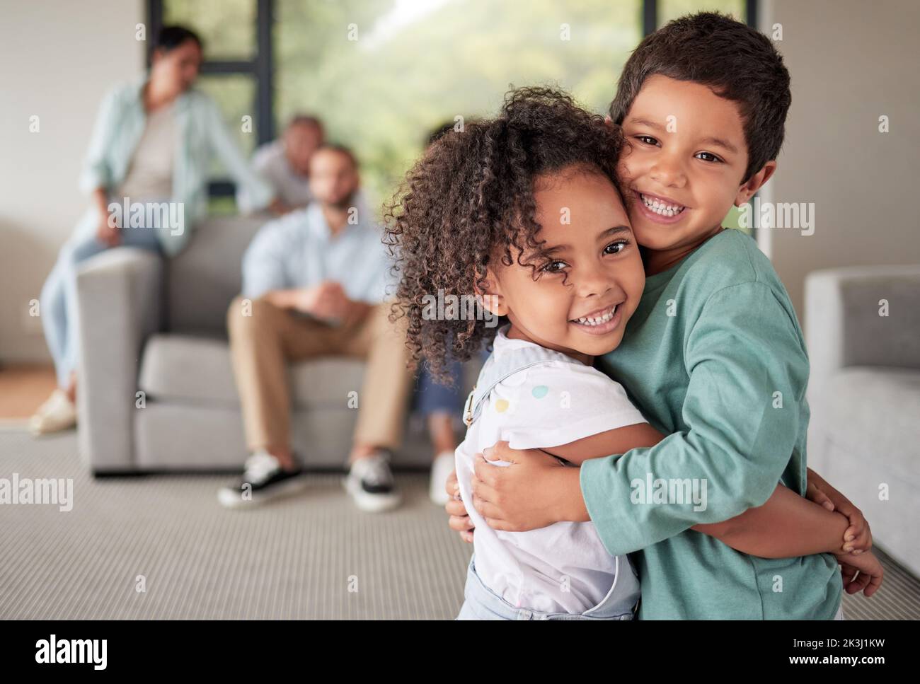 Les enfants hug, la famille heureuse et le portrait des enfants avec amour ensemble dans la chambre de la maison, sourire pour l'affection et le collage dans le salon de la maison Banque D'Images