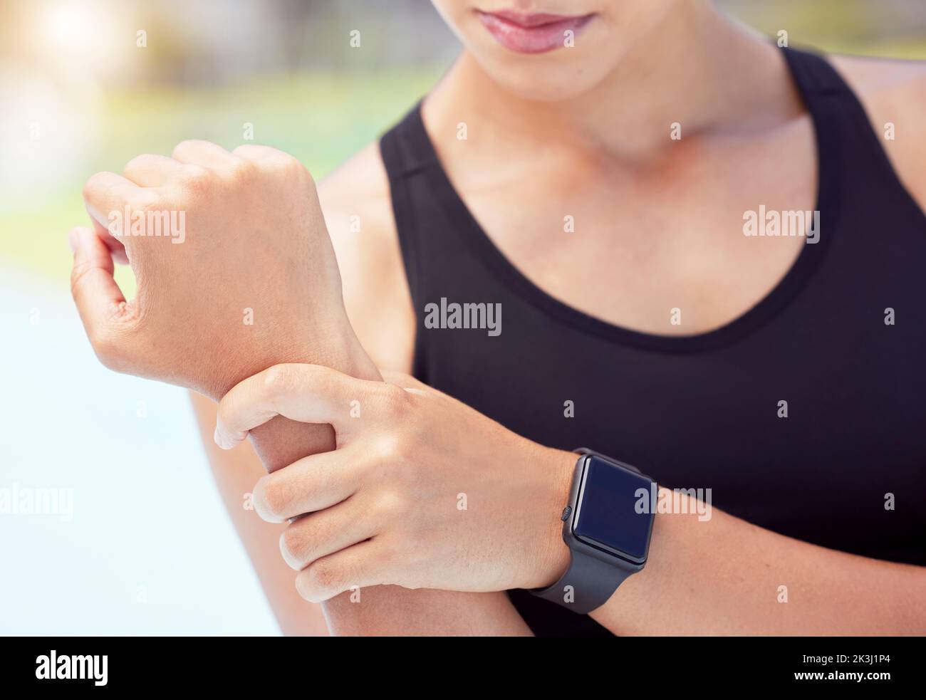 Femme blessure au poignet, douleur à la main et accident d'entraînement résultant de la course à pied, de la forme physique et de l'exercice en extérieur. Risque pour la santé, arthrite et douleurs musculaires chez la femme Banque D'Images