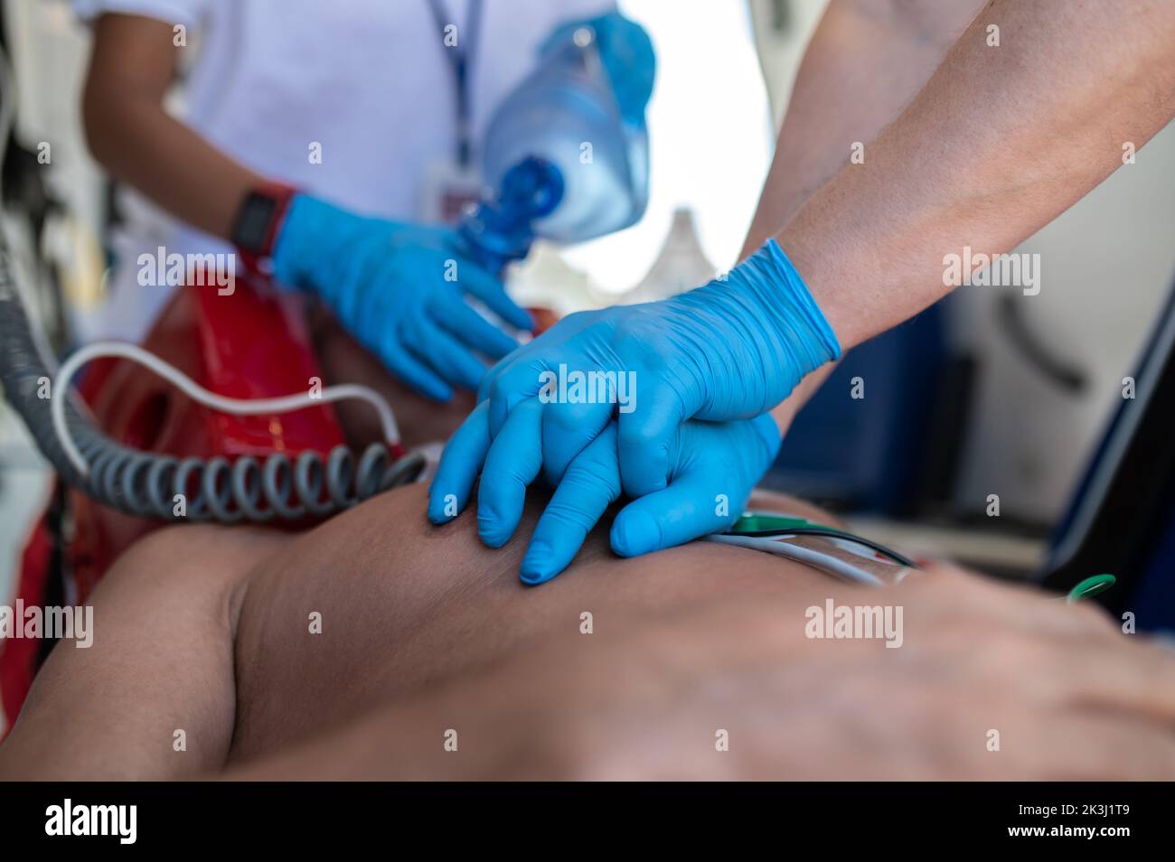 Personnel paramédical effectuant la procédure de massage cardiaque et d'oxygénation Banque D'Images