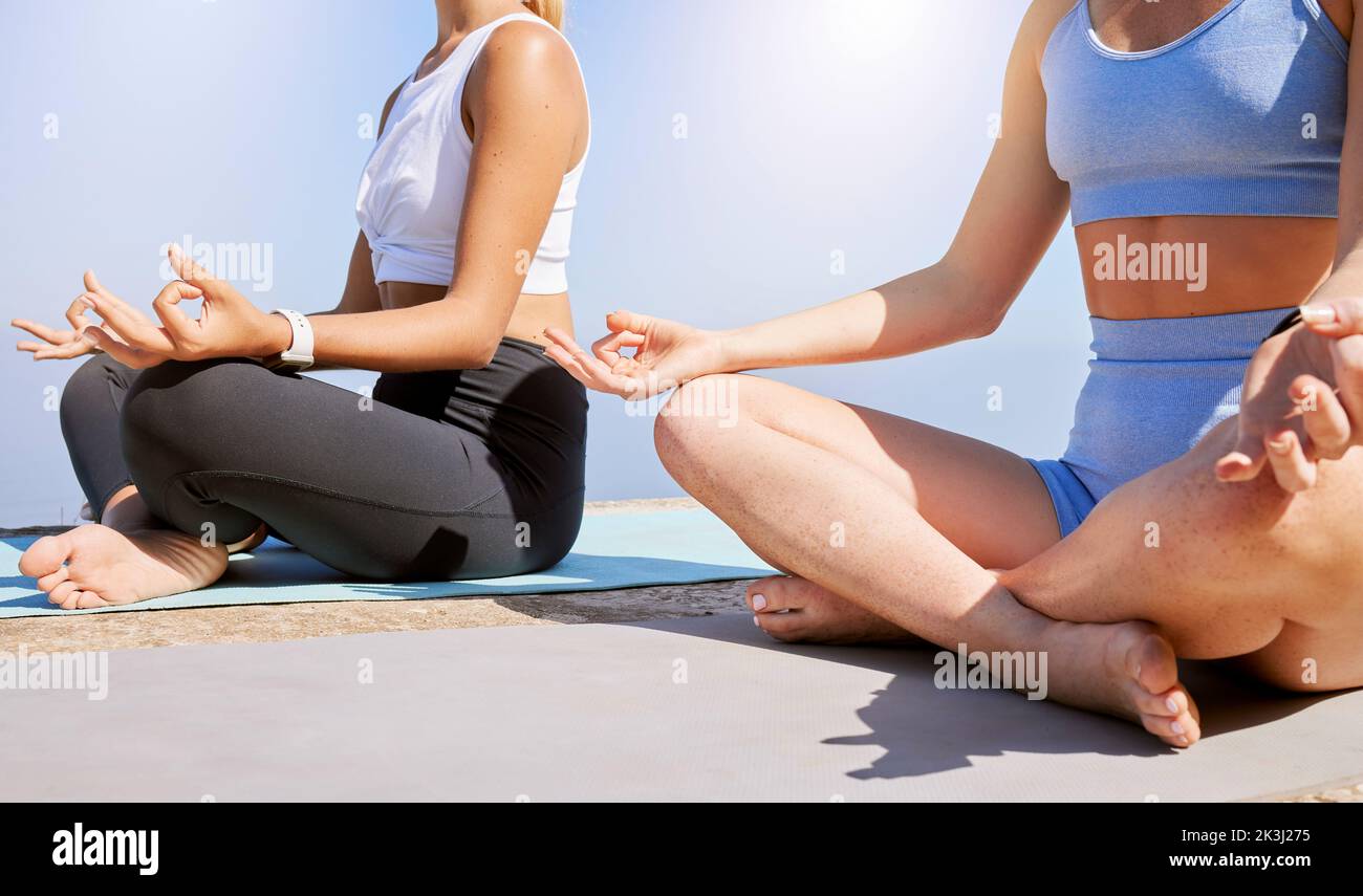 Détente, yoga et méditation esprit fitness posture pour la paix et un état d'esprit calme dans la nature. Zen femmes exercice de bien-être pour un corps sain Banque D'Images