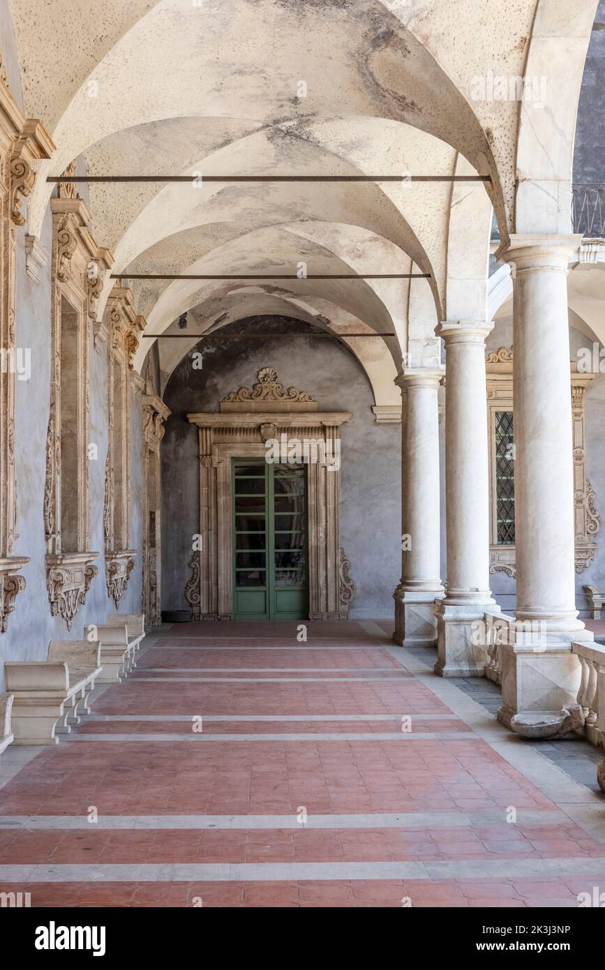 Intérieur de l’ancien monastère de San Nicolò l’Arena, Catane, Sicile. Il est maintenant occupé par le Département des sciences humaines de l'Université Banque D'Images