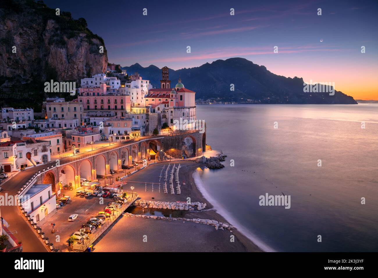 Atrani, côte amalfitaine, Italie. Image de paysage urbain aérien de la célèbre ville d'Atrani située sur la côte amalfitaine, en Italie, au lever du soleil. Banque D'Images