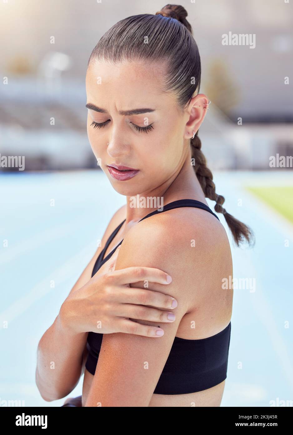 Femme athlète mains douleur d'épaule, risque de santé d'urgence et tension musculaire pendant l'entraînement, l'entraînement et l'exercice. Gros plan de la glissière femelle en contact Banque D'Images