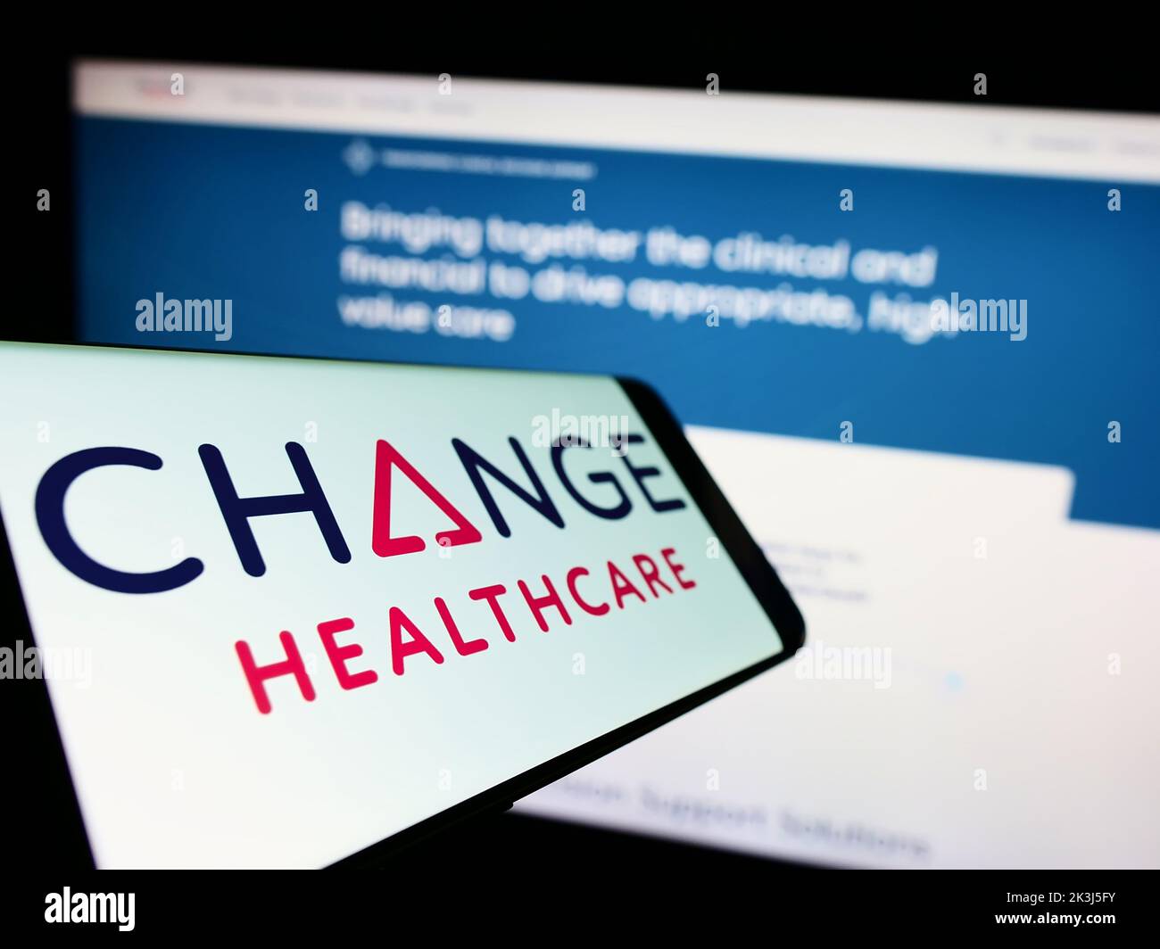 Téléphone mobile avec le logo de la société américaine change Healthcare Inc. À l'écran devant le site Web d'affaires. Mise au point au centre-gauche de l'écran du téléphone. Banque D'Images