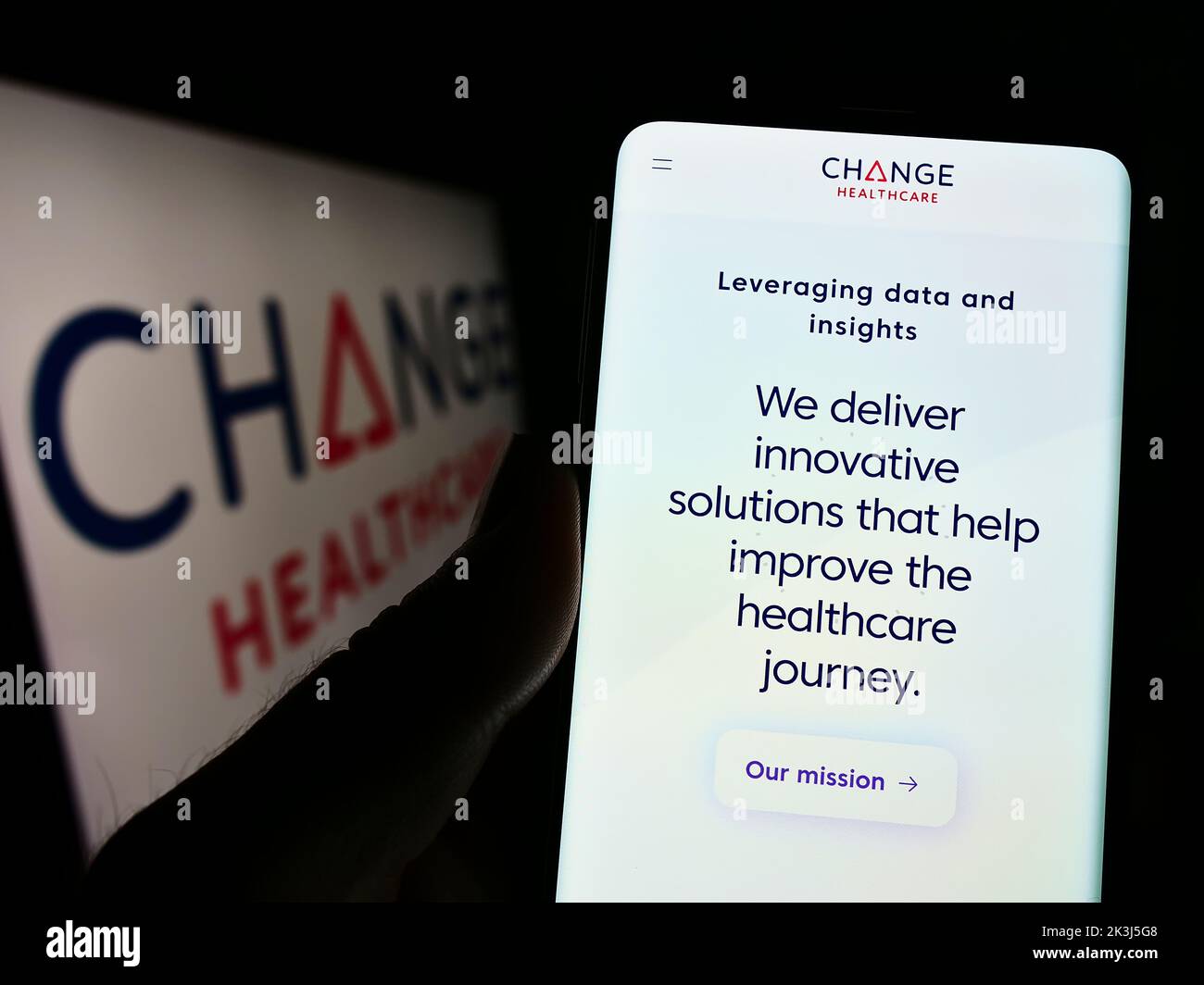 Personne tenant un téléphone cellulaire avec le site Web de la société américaine change Healthcare Inc. À l'écran devant le logo. Concentrez-vous sur le centre de l'écran du téléphone. Banque D'Images