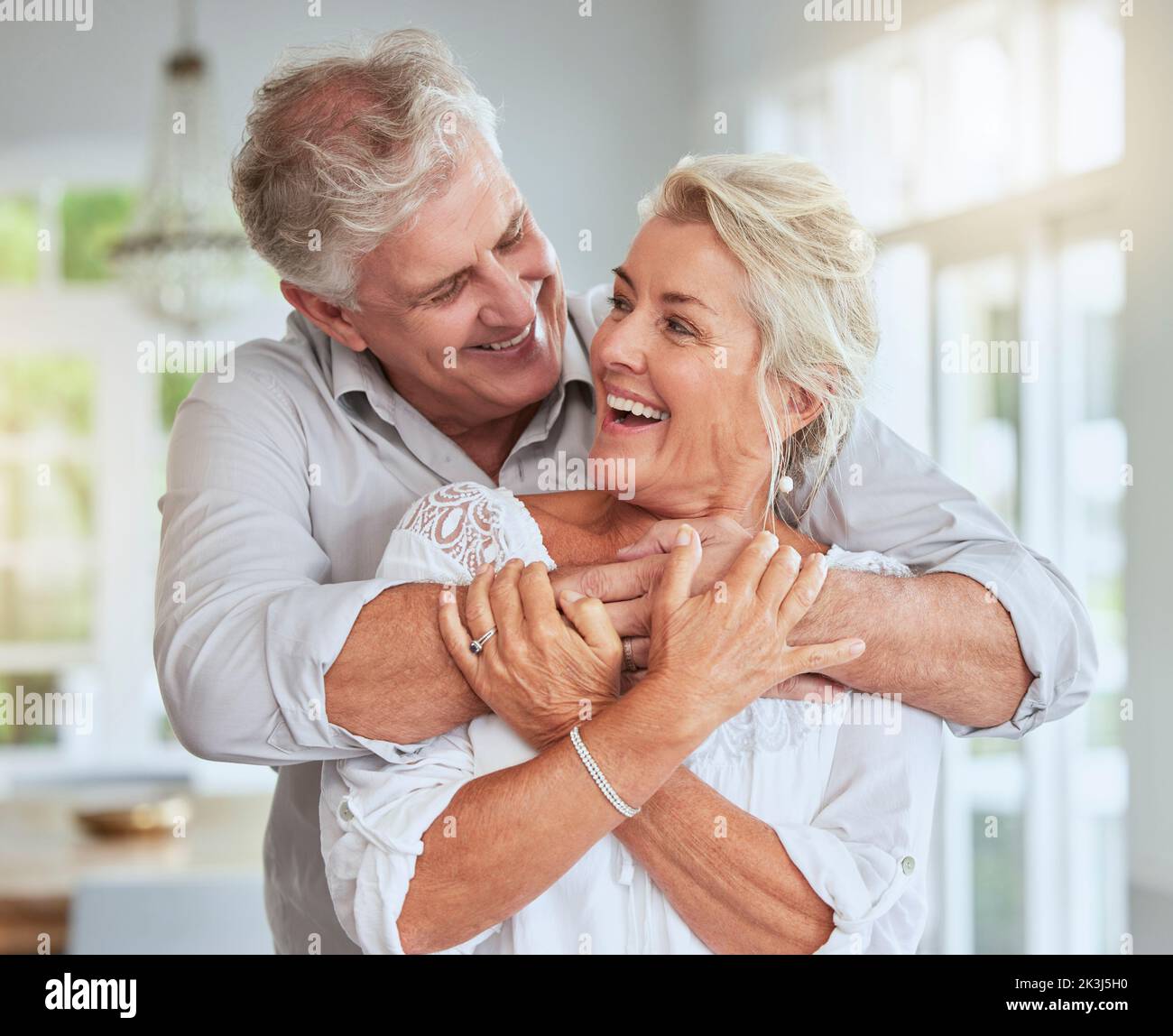 Couple senior, heureux et câlin pour l'amour, le soutien et les soins dans la relation à la maison embrasser, le lien ou le sourire. Romance, marié ou retraité vieux homme âgé Banque D'Images