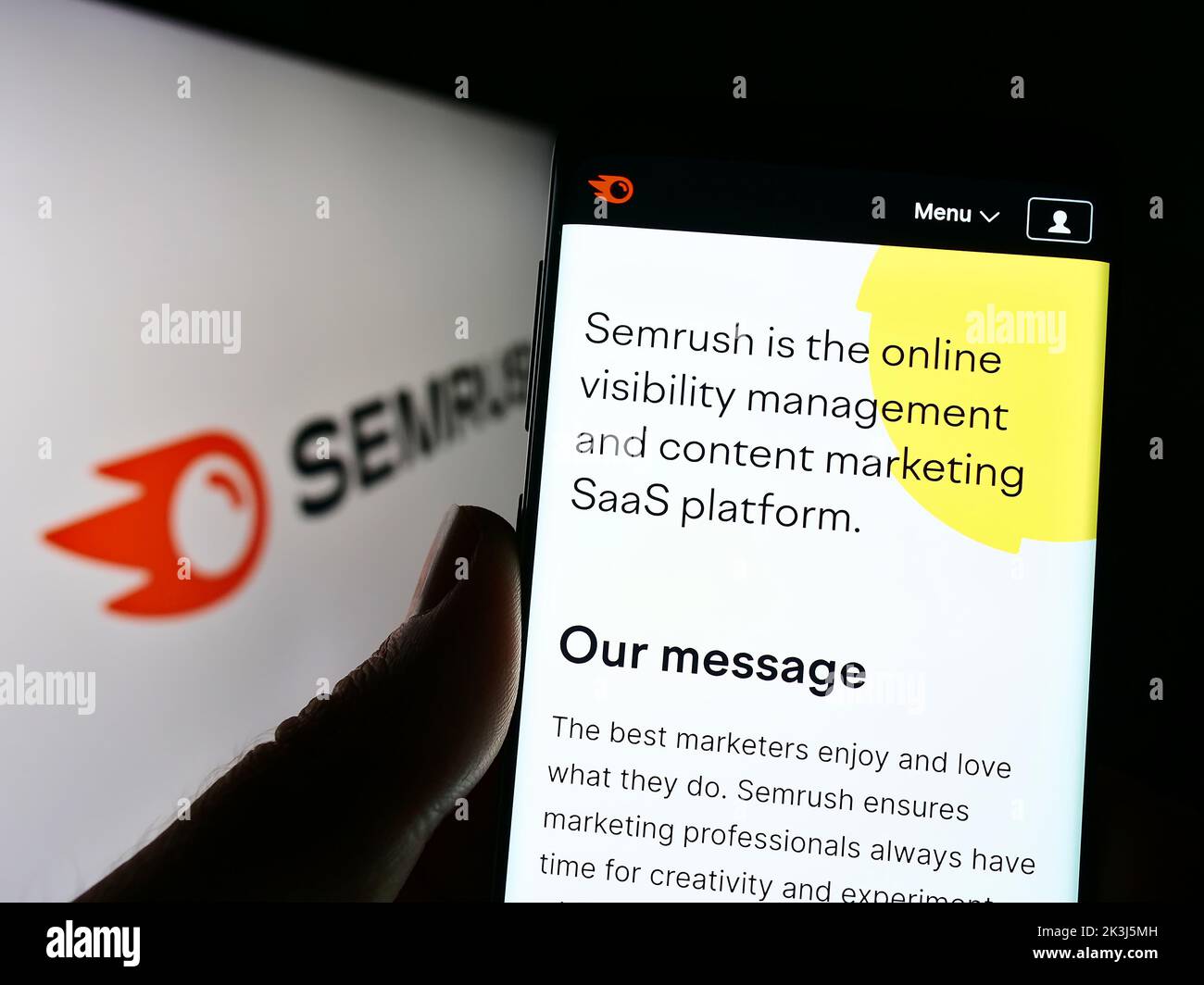 Personne tenant le téléphone cellulaire avec la page Web de la société américaine de marketing de Search Engine SEMrush Inc. À l'écran avec le logo. Concentrez-vous sur le centre de l'écran du téléphone. Banque D'Images