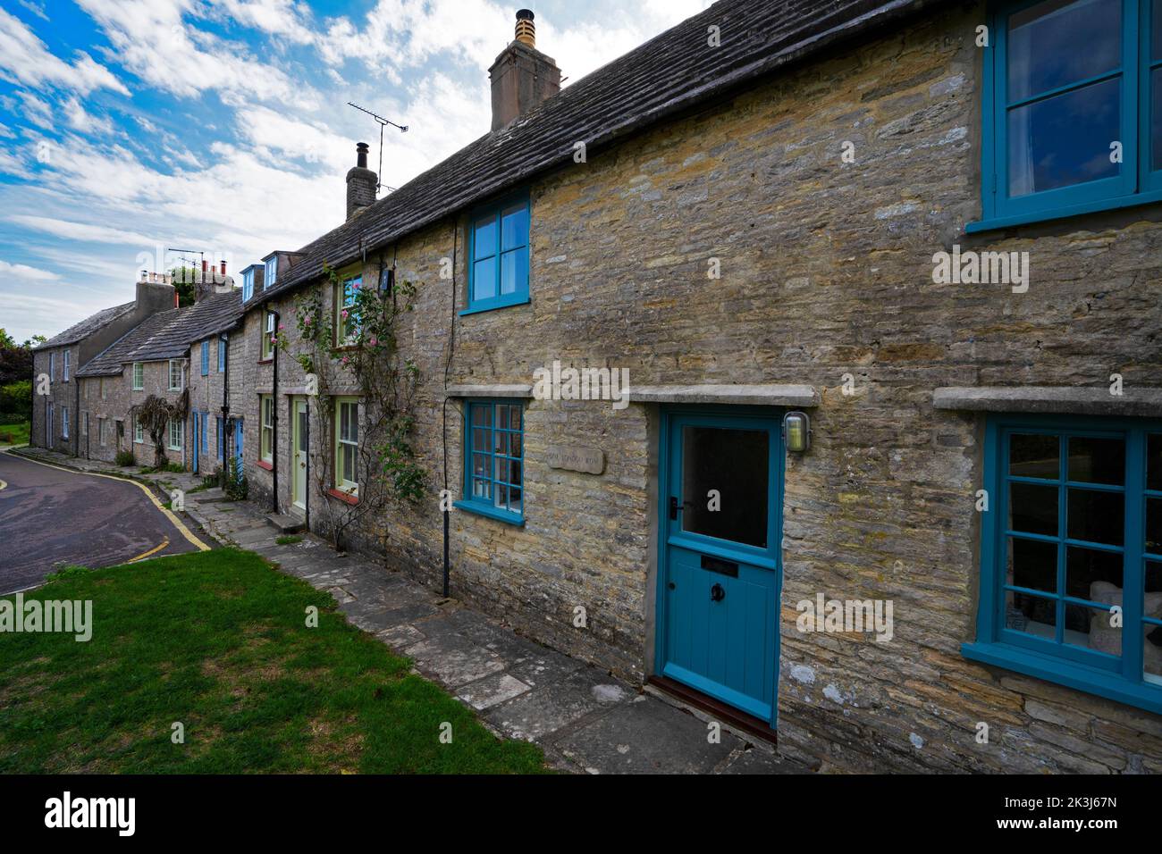Une rangée de cottages construits de la pierre de Purbeck local à Worth Matravers Dorset England UK Banque D'Images