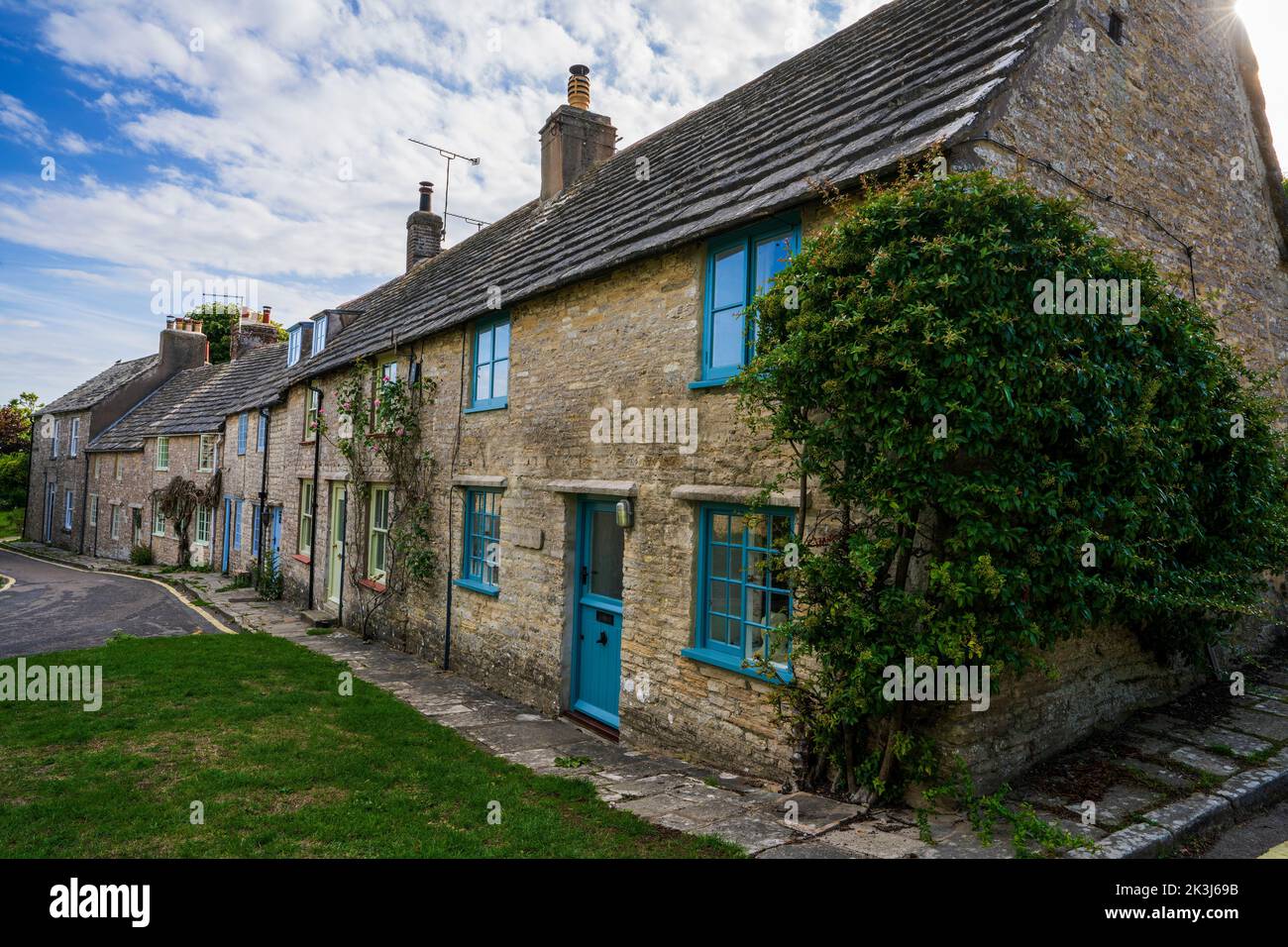 Une rangée de cottages construits de la pierre de Purbeck local à Worth Matravers Dorset England UK Banque D'Images