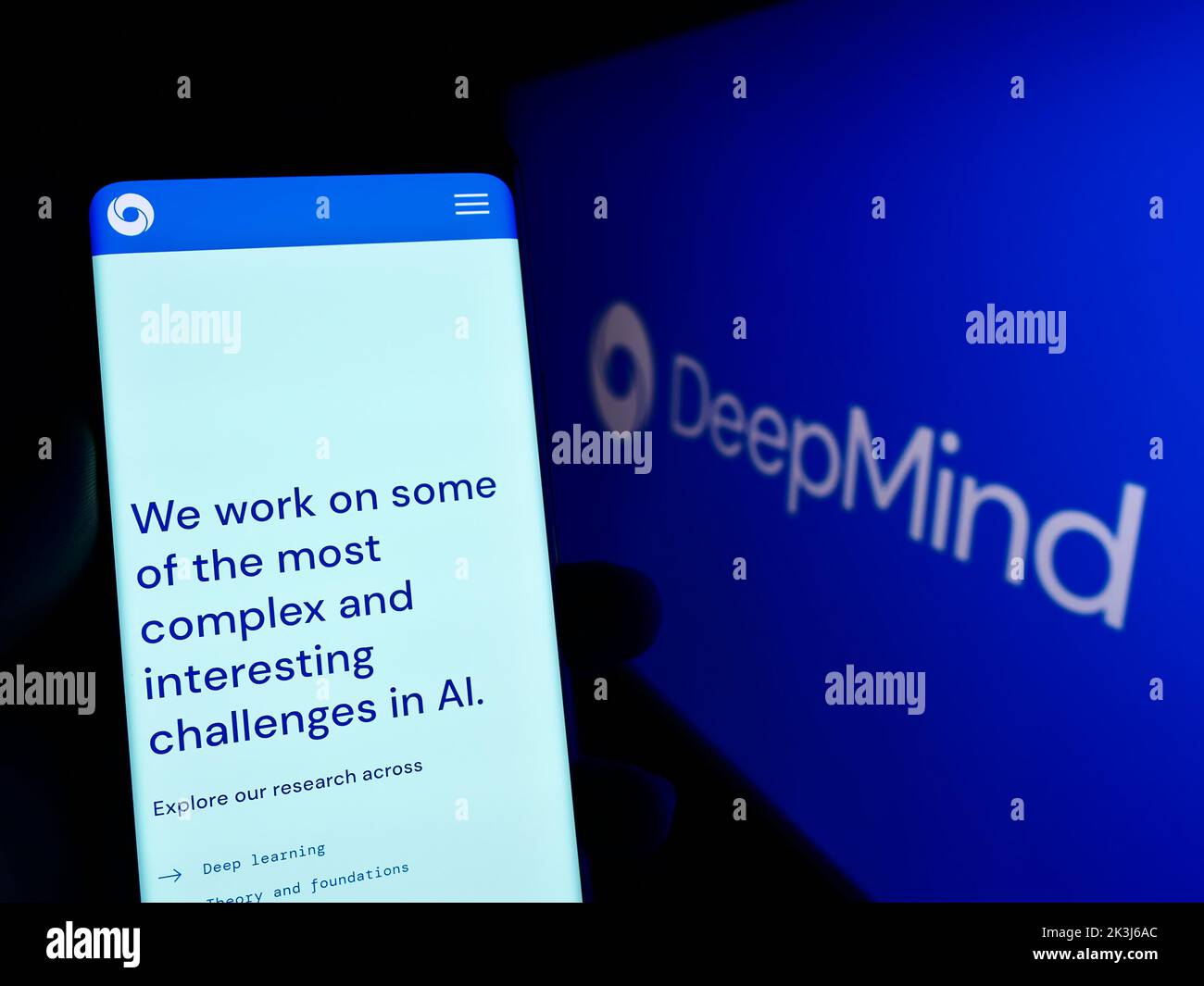 Personne tenant un smartphone avec la page Web de la société ai DeepMind technologies Limited à l'écran devant le logo. Concentrez-vous sur le centre de l'écran du téléphone. Banque D'Images