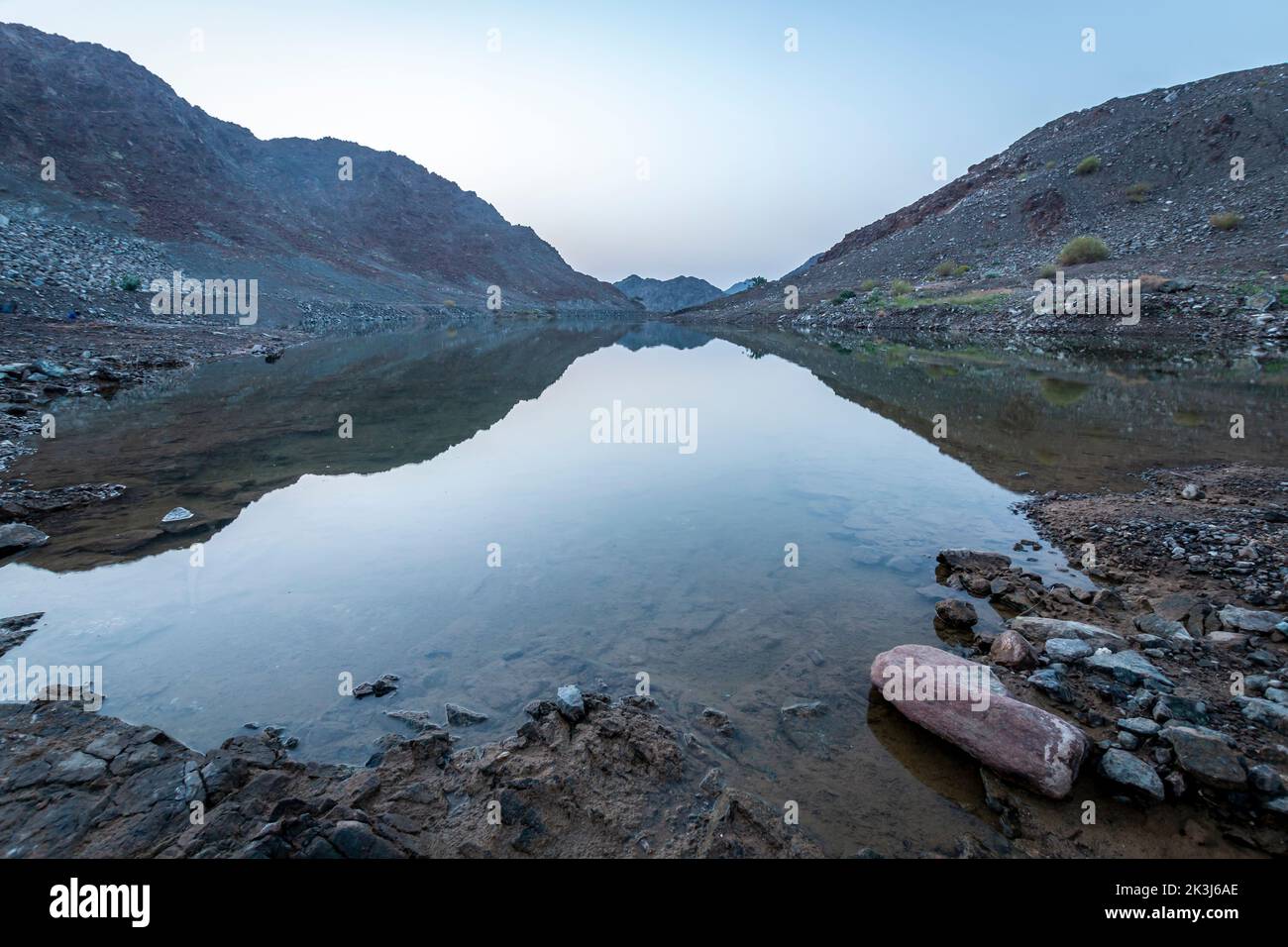 Magnifique lac Hatta vert profond avec montagnes rocheuses Hajar en arrière-plan. Vue d'ensemble du barrage Hatta aux Émirats arabes Unis. Banque D'Images