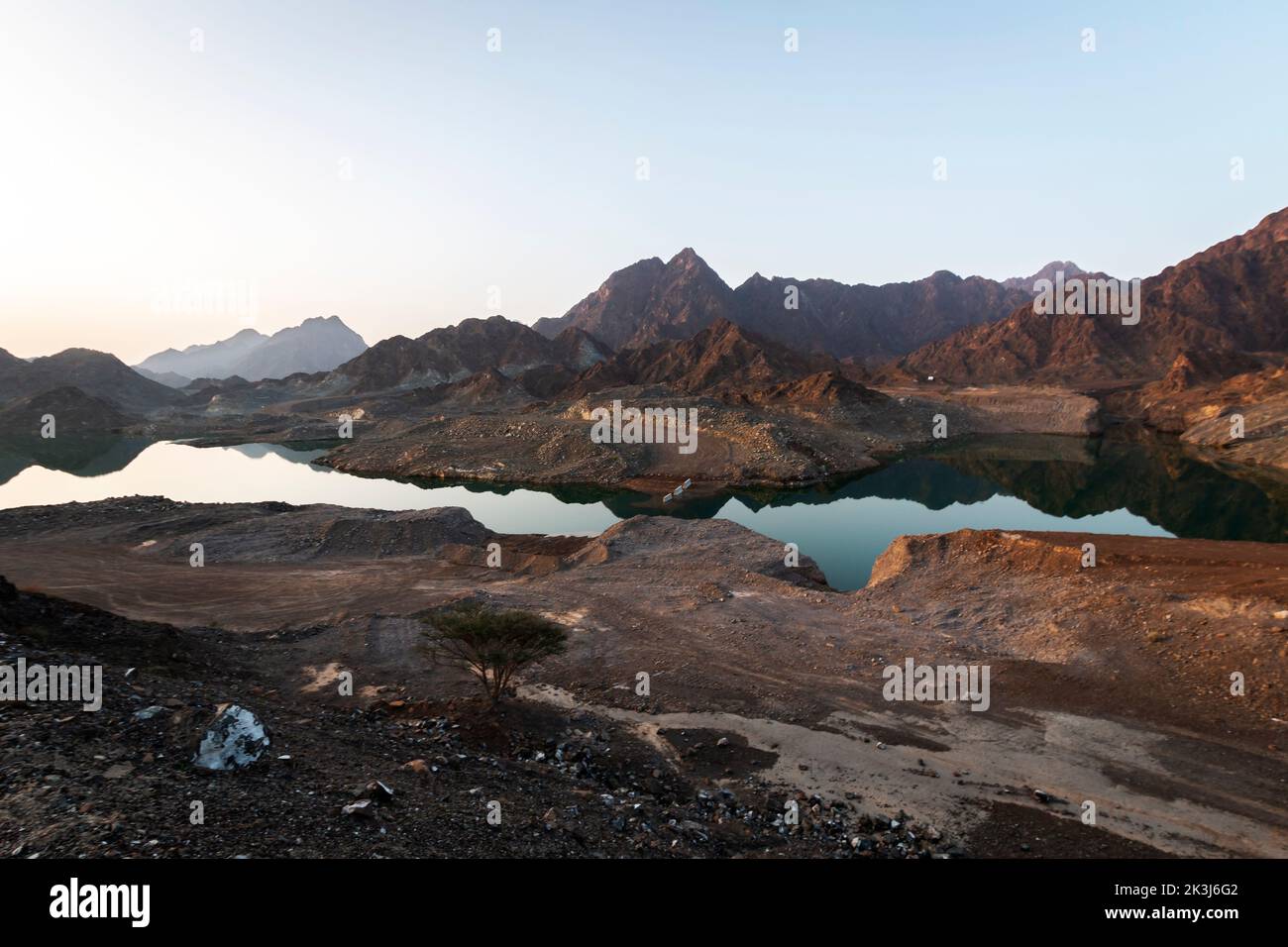 Magnifique lac Hatta vert profond avec montagnes rocheuses Hajar en arrière-plan. Vue d'ensemble du barrage Hatta aux Émirats arabes Unis. Banque D'Images