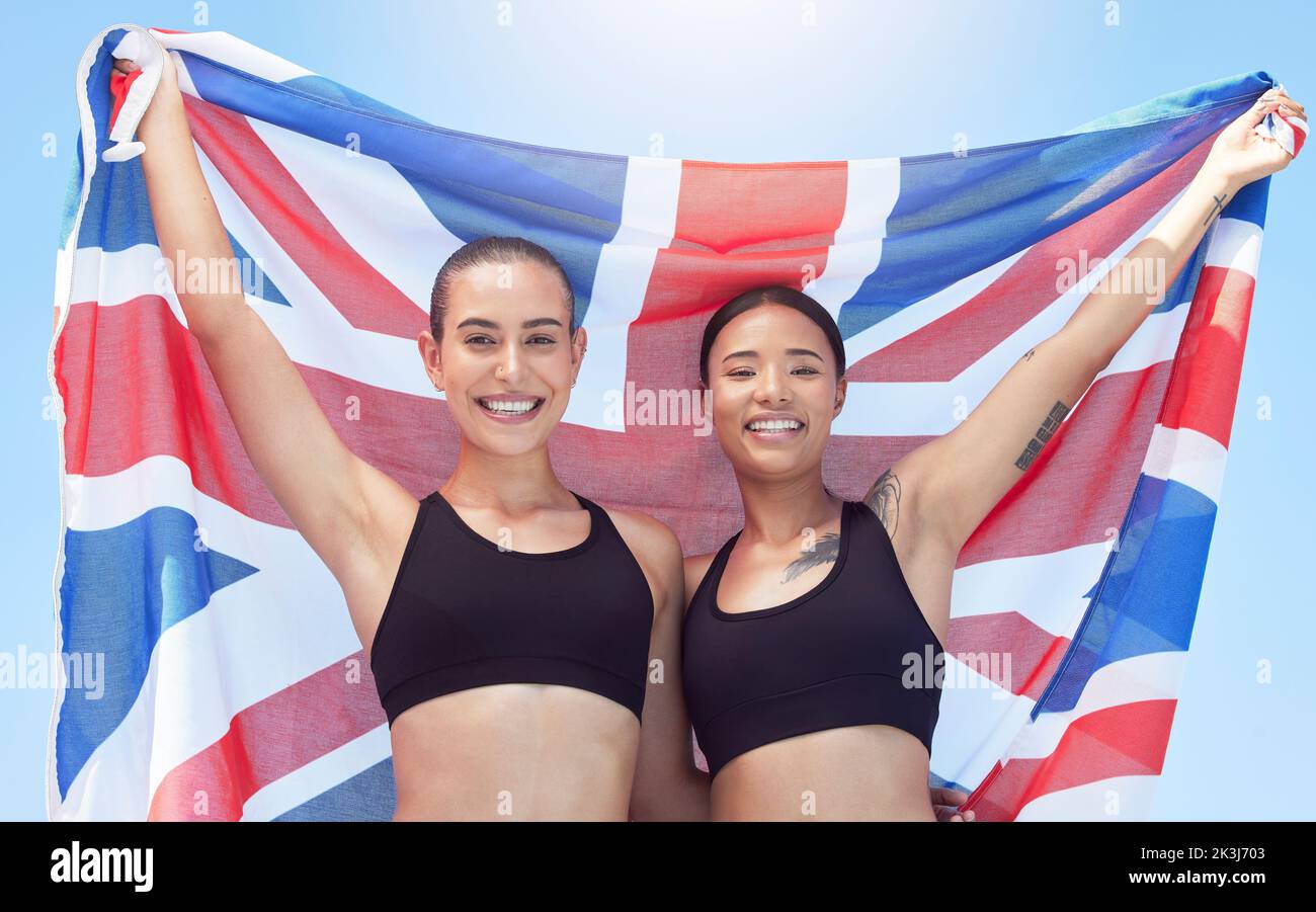 Sport, gagnant et drapeau anglais portrait avec femmes athlète champion de succès d'équipe ensemble. Fierté, bonheur et excitation aux jeux olympiques du royaume-uni Banque D'Images