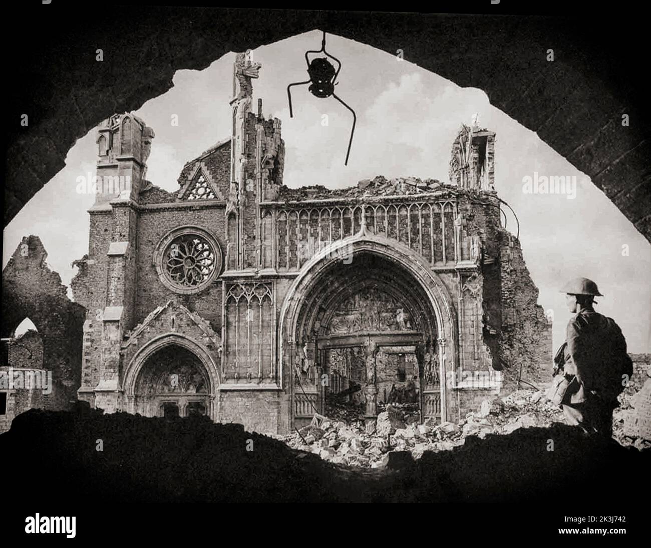Un soldat arpentage une église en ruines pendant la troisième bataille d'Ypres en 1917. Photographie de Frank Hurley (1885 1962) un photographe australien. Banque D'Images