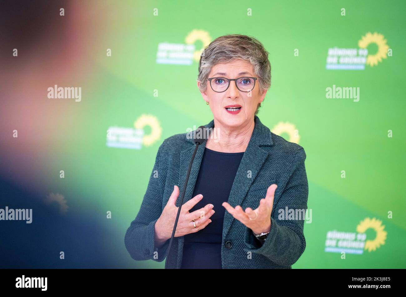 27 septembre 2022, Berlin: Britta Haßelmann, chef du groupe parlementaire du Bundestag de Bündnis 90/Die Grünen, parle lors d'une déclaration à la presse avant le début de la réunion du groupe parlementaire des Verts. Photo: Michael Kappeller/dpa Banque D'Images