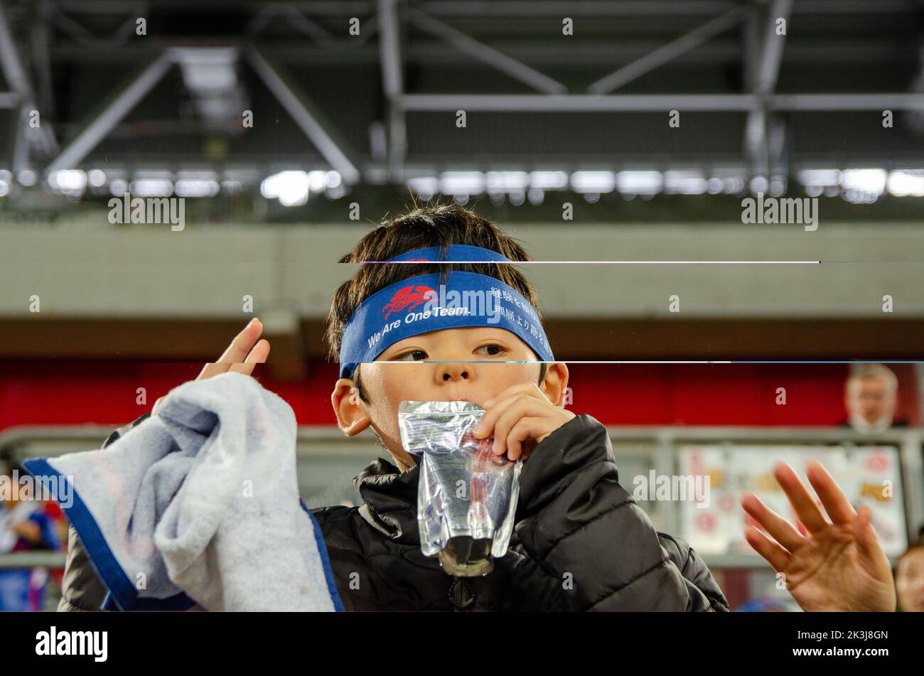 Dusseldorf, Rhénanie-du-Nord-Westphalie, Allemagne. 27th septembre 2022. Un jeune fan japonais regarde sur le terrain avant le match Equateur contre Japon dans la coupe Kirin Challenge 2022 à la Merkur Spiel Arena de Dusseldorf, en Allemagne. (Image de crédit : © Kai Dambach/ZUMA Press Wire) Banque D'Images