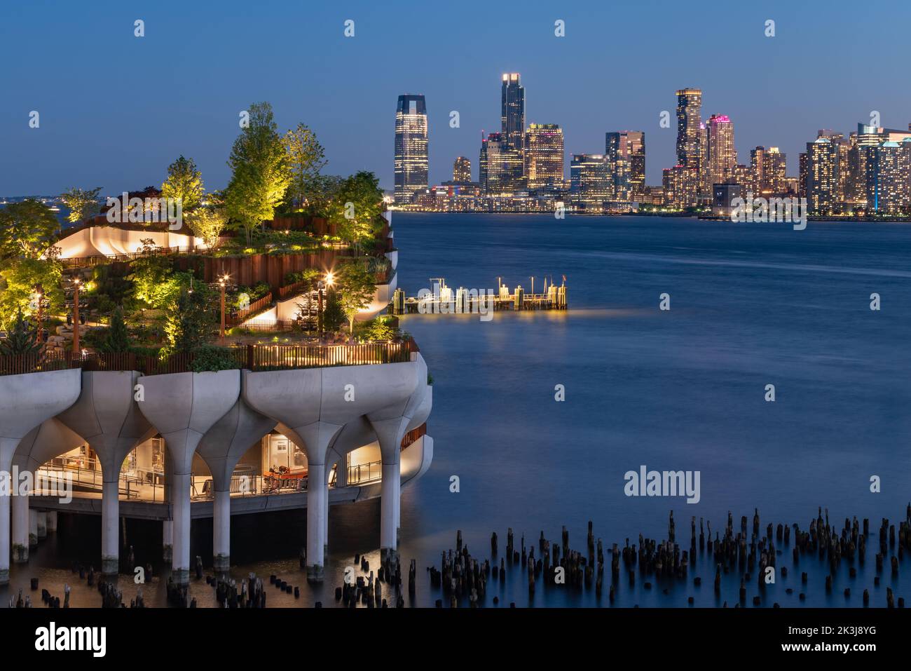 New York City, parc public de Little Island en soirée avec vue sur le centre-ville de Jersey City. Parc surélevé au parc de l'Hudson River, West Village, Manhattan Banque D'Images