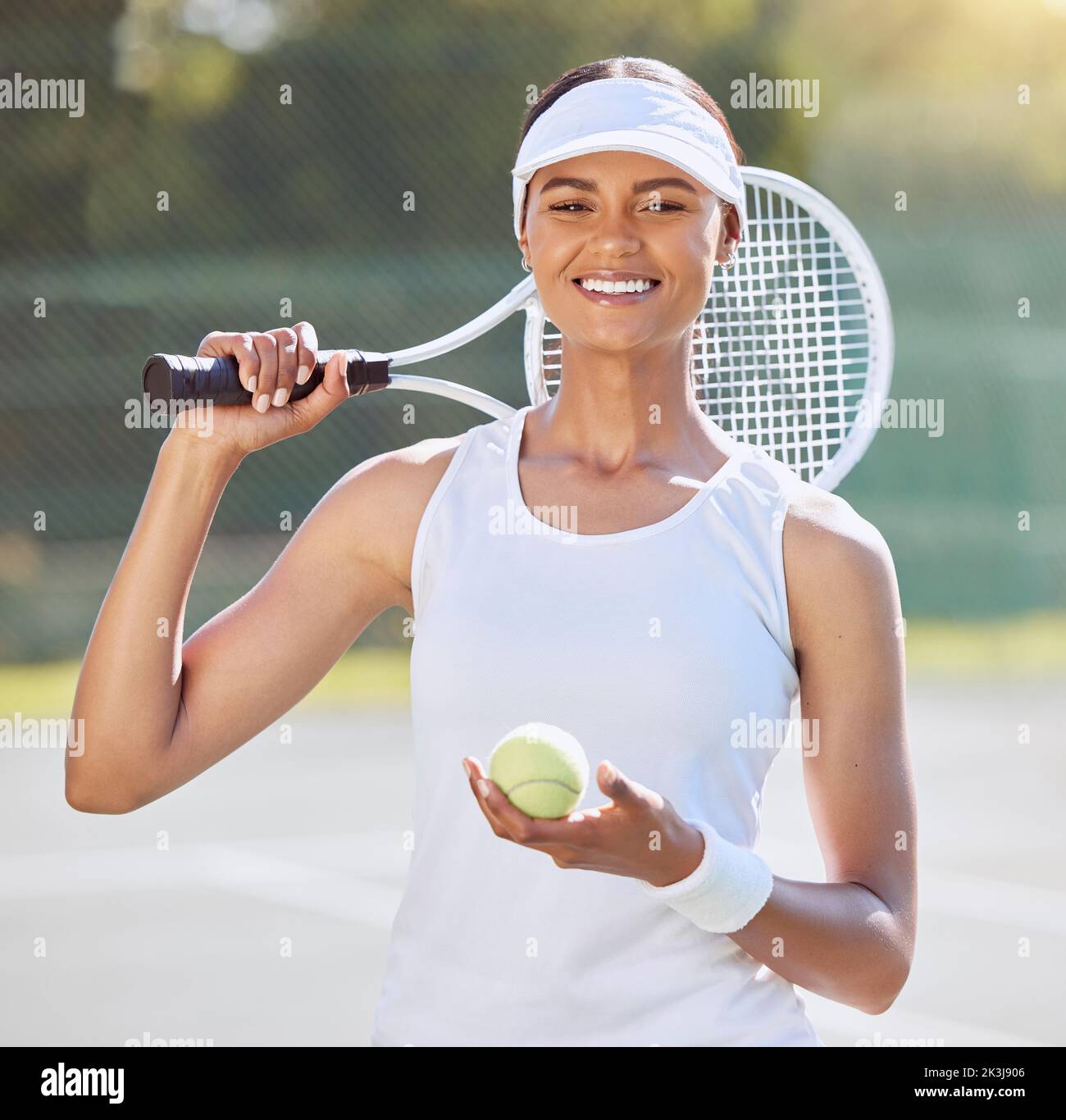 Court de tennis, femme et entraînement physique en compétition ou en été. Portrait, sourire ou athlète sportif heureux avec raquette et balle pour l'entraînement Banque D'Images