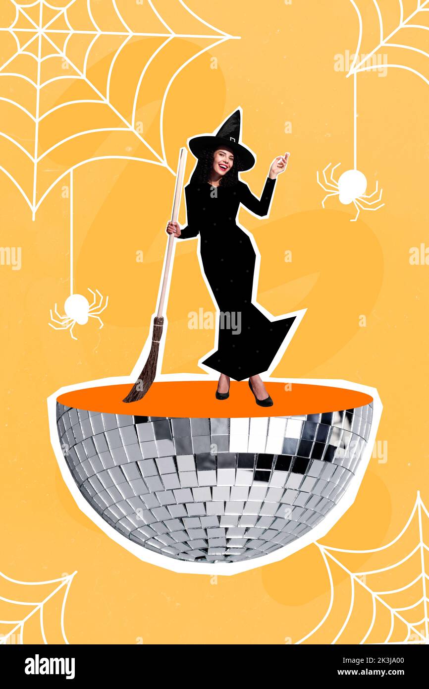 Affiche collage de la femme magicienne stand disco boule lumineuse avec balai isolé sur halloween décoré toile de fond d'araignée Banque D'Images