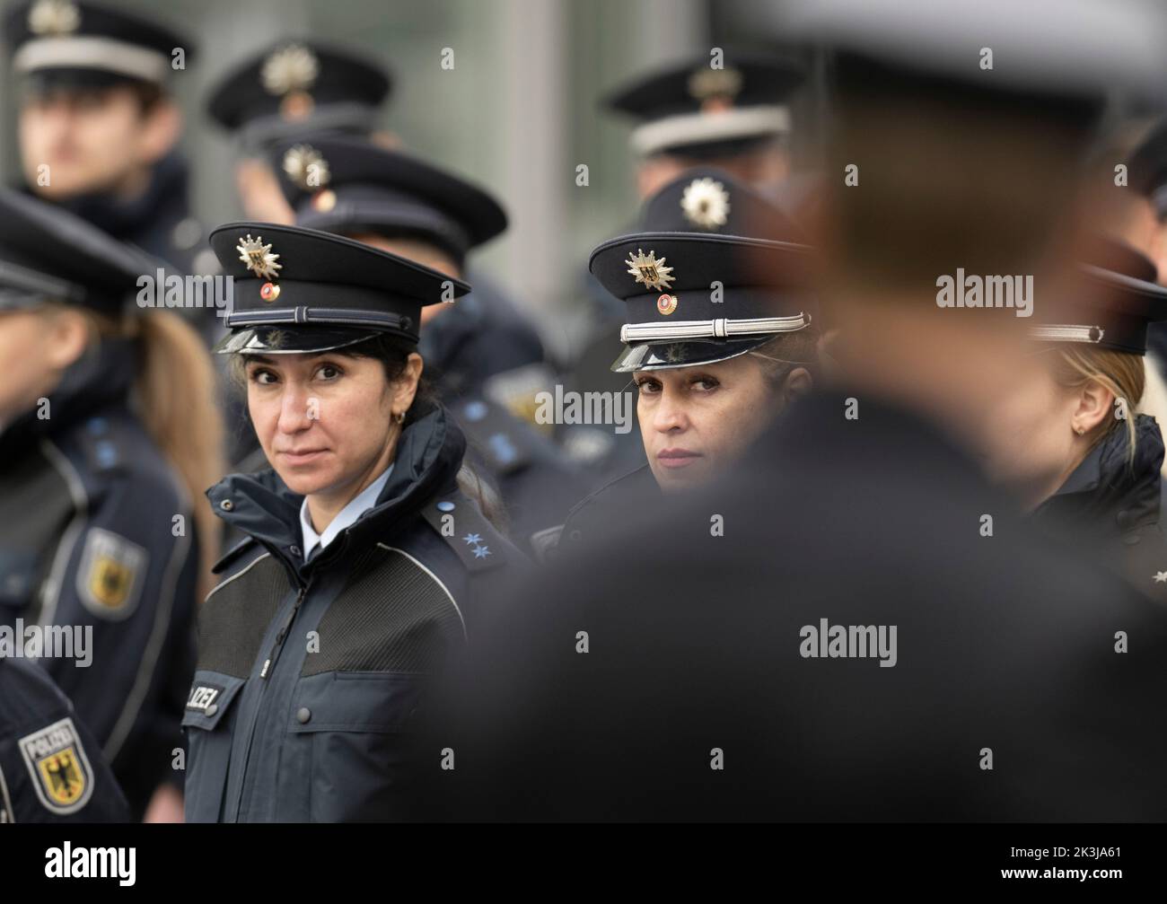 27 septembre 2022, Hessen, Francfort-sur-le-main : les jeunes officiers de la police fédérale regardent un discours lors de leur cérémonie d'assermentation au siège de la police fédérale à l'aéroport de Francfort. Lors des cérémonies d'assermentation, qui ont lieu tous les six mois, les jeunes officiers sont officiellement assermentés. Photo : Boris Roessler/dpa Banque D'Images