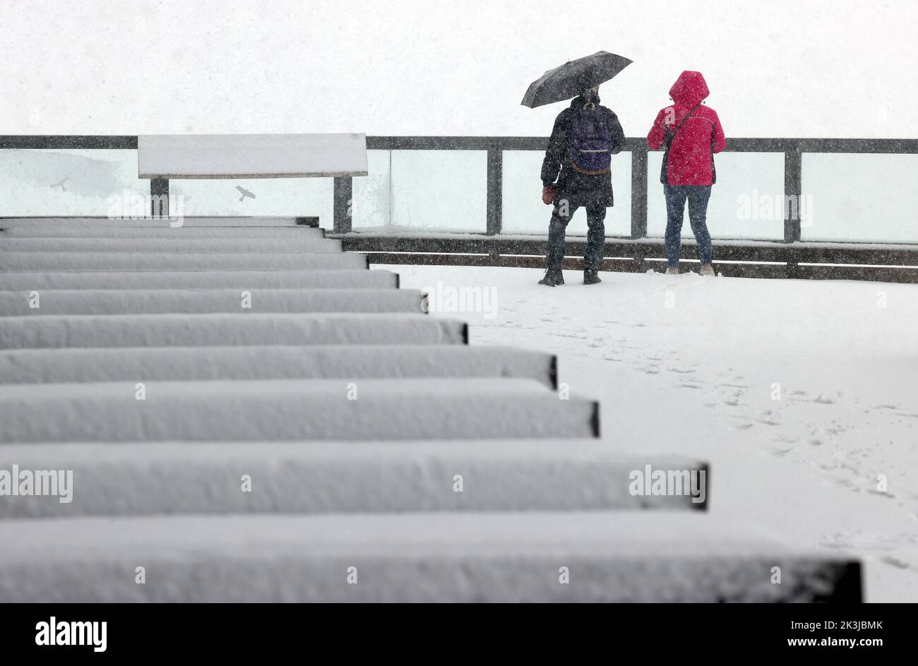 Oberstdorf, Allemagne. 27th septembre 2022. Les excursions se tiennent dans l'effervescence des neiges à la gare centrale de Fellhornbahn, à 1780 mètres d'altitude. Credit: Karl-Josef Hildenbrand/dpa/Alay Live News Banque D'Images