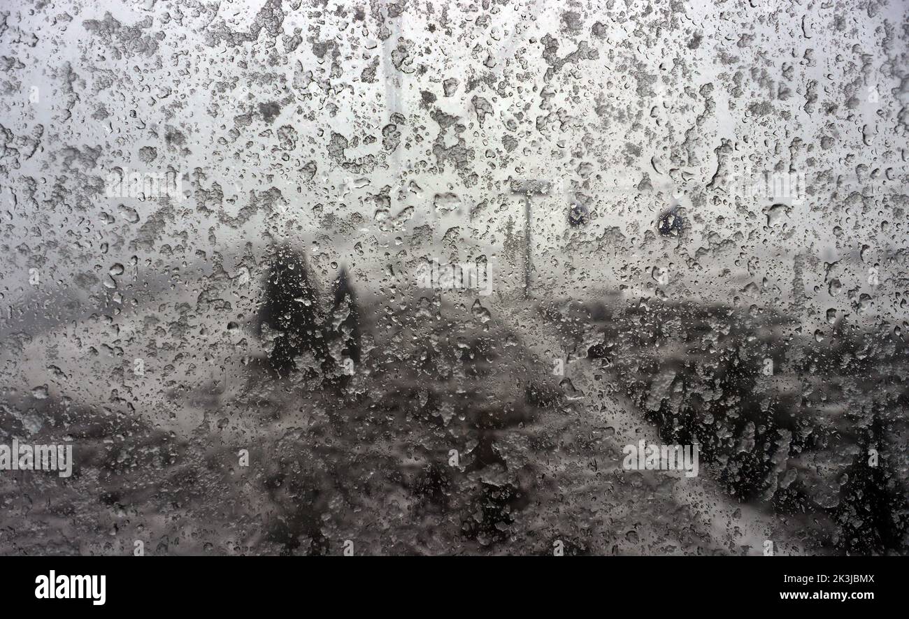 Oberstdorf, Allemagne. 27th septembre 2022. Vue à travers la fenêtre enneigée d'une gondole du téléphérique de Fellhorn sur le paysage recouvert de neige fraîche. Credit: Karl-Josef Hildenbrand/dpa/Alay Live News Banque D'Images