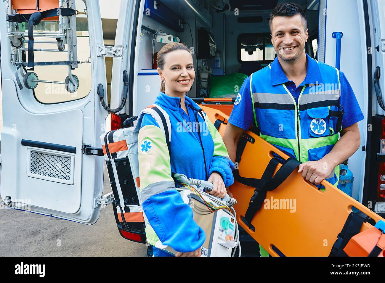 Techniciens médicaux d'urgence à proximité d'une ambulance. Personnel de service d'urgence avec équipement médical de premiers soins Banque D'Images