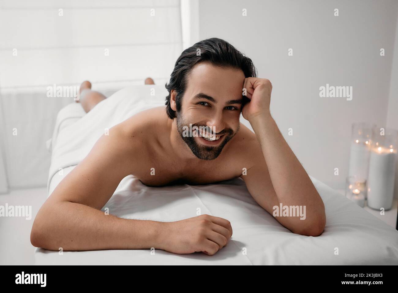 Spa pour hommes, concept. Beau homme en train de se reposer au centre de bien-être Banque D'Images
