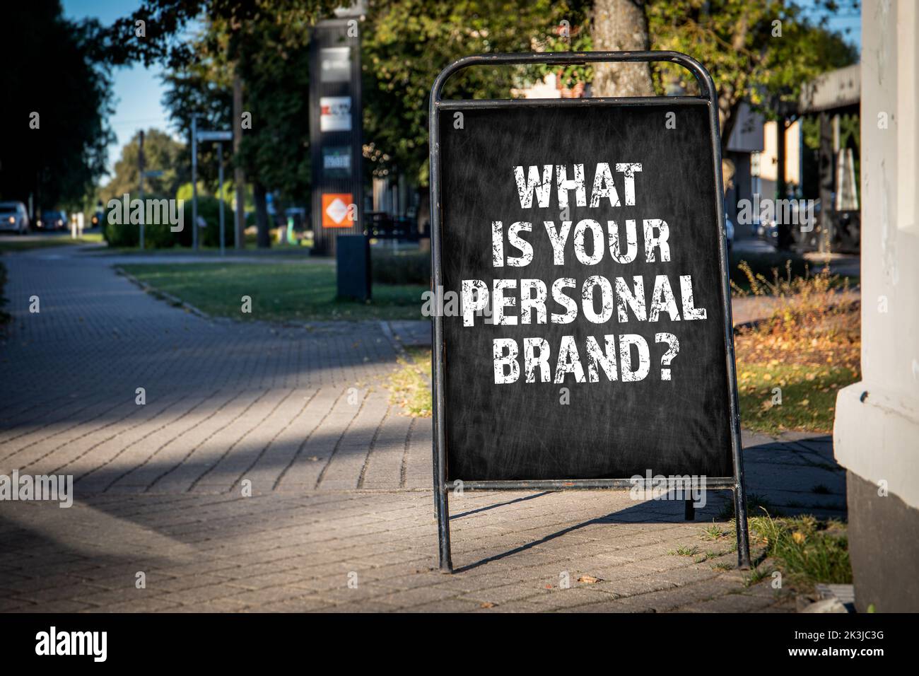 Quelle est votre marque personnelle ? Affiche publicitaire avec texte sur la rue. Banque D'Images