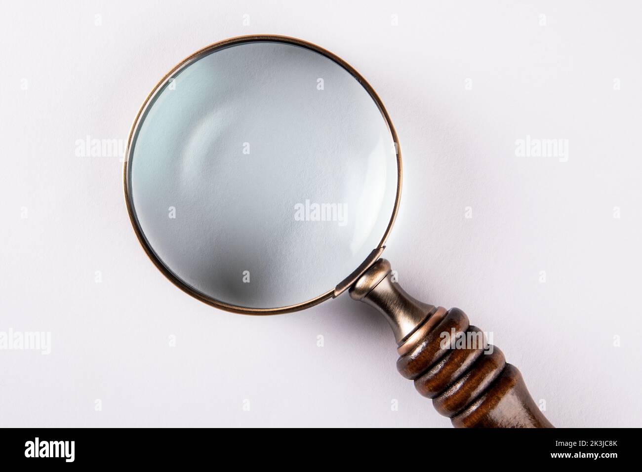 Loupe sur fond blanc. Recherche et concept de recherche. Banque D'Images