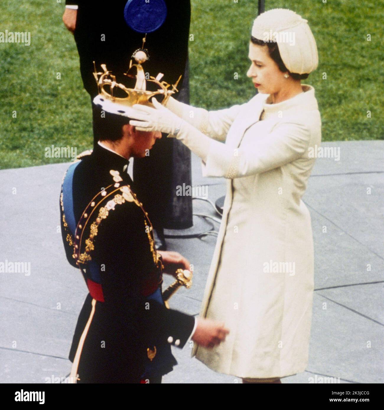 Photo du dossier datée du 01/07/69, de la reine Elizabeth II, qui investit officiellement son fils le prince Charles avec le Coronet du prince de Galles lors d'une cérémonie d'investiture au château de Caernarfon. Date de publication : mardi 27 septembre 2022. Banque D'Images