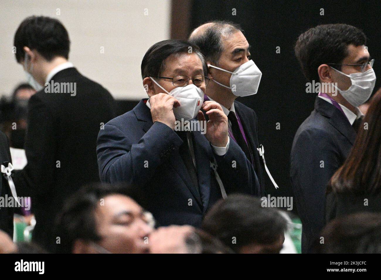 Tokyo, Japon. 27th septembre 2022. L'ancien ministre chinois des Sciences et de la technologie WAN Gang (centre L) ajuste son masque lorsqu'il assiste aux funérailles d'État de l'ancien Premier ministre japonais Shinzo Abe au Nippon Budokan à Tokyo sur 27 septembre 2022. (Image de crédit: © POOL via ZUMA Press Wire) Banque D'Images