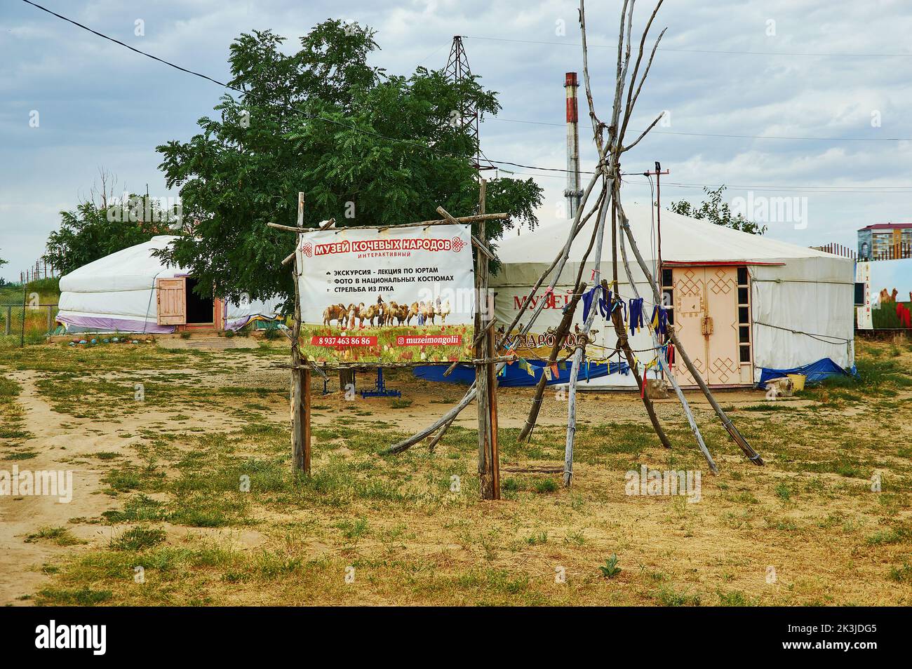 Musée des peuples nomades. Deux yourtes mongoles 21 juin 2022. Elista, Russie Banque D'Images