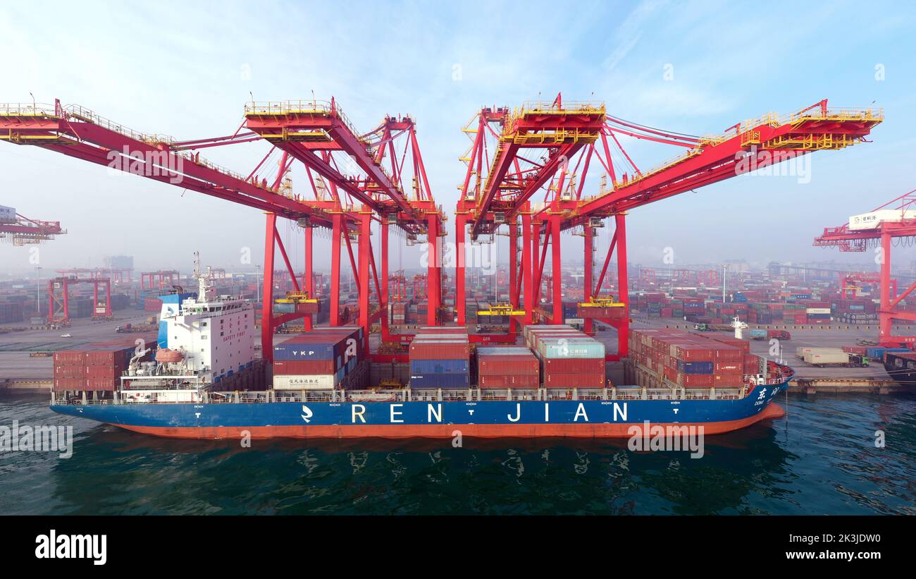 Pékin, Chine. 26th janvier 2022. Une photo aérienne prise le 26 janvier 2022 montre le port de Rizhao en opération à Rizhao, dans la province de Shandong en Chine orientale. Credit: Guo Xulei/Xinhua/Alamy Live News Banque D'Images