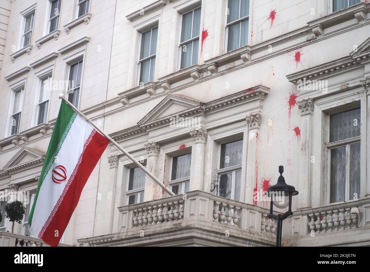 Londres, Royaume-Uni. 27th septembre 2022. Un garde de police a endommagé l'ambassade iranienne à Londres après de violentes manifestations. Crédit : Brian Minkoff/Alamy Live News Banque D'Images