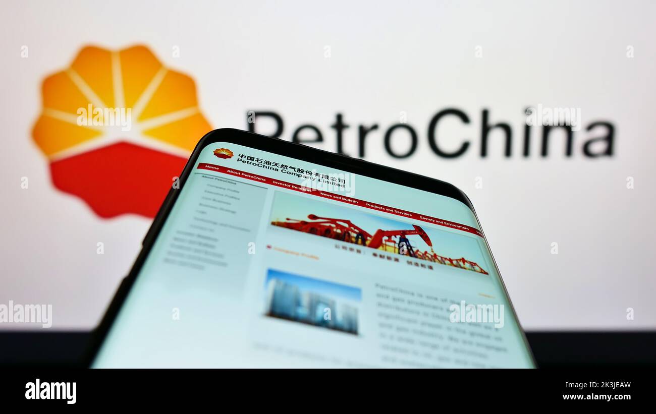 Téléphone mobile avec la page web du pétrole et du gaz chinois PetroChina Company Limited à l'écran devant le logo. Faites la mise au point dans le coin supérieur gauche de l'écran du téléphone. Banque D'Images