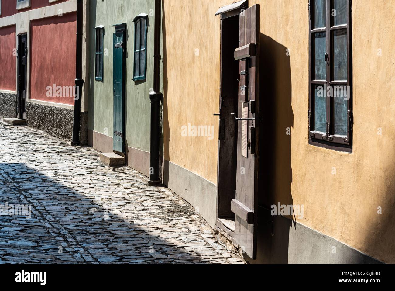 Prague - République tchèque - 08 01 2020 vue sur la Golden Lane avec ses maisons colorées et ses pierres de galets Banque D'Images