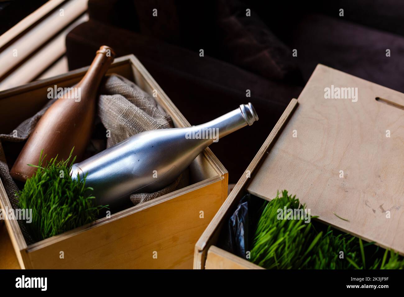 Boîte en bois avec bouteilles de vin vides, bouteilles floues. Banque D'Images