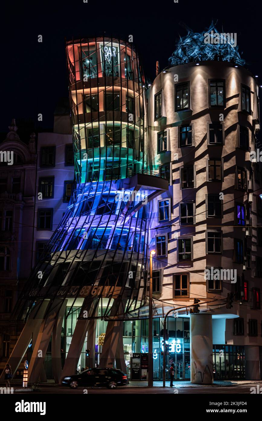 Prague - République Tchèque - 08 01 2020 la façade de la maison de danse de nuit avec une décoration lumineuse colorée Banque D'Images