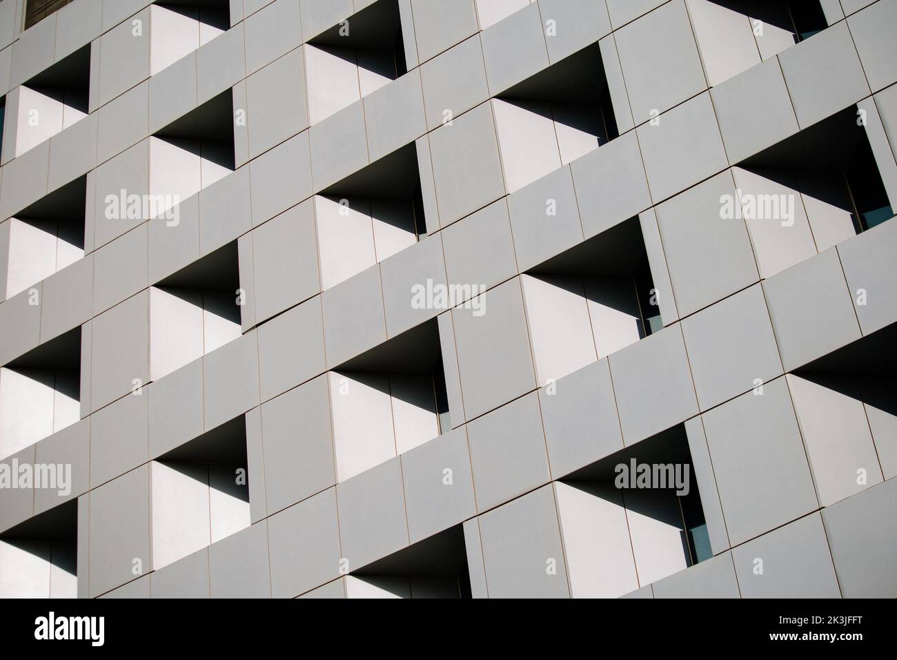 L'extérieur de l'hôtel avec des fenêtres carrées ressemble à une structure géométrique idyllique Banque D'Images