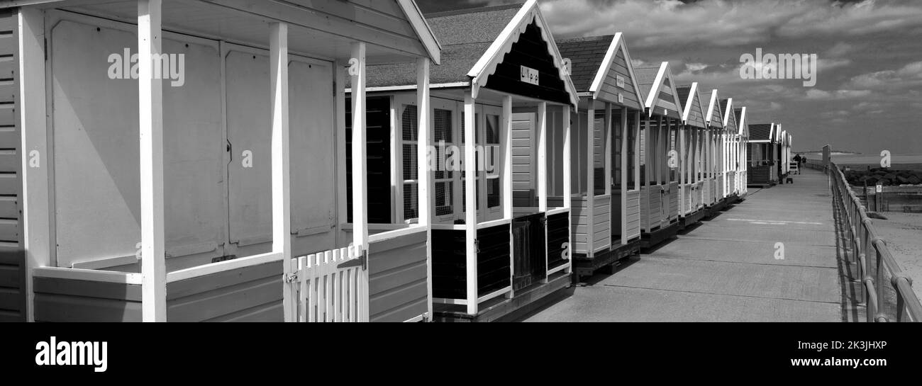 Huttes de plage en bois colorées sur la promenade, ville de Southwold, Suffolk, Angleterre, Royaume-Uni Banque D'Images