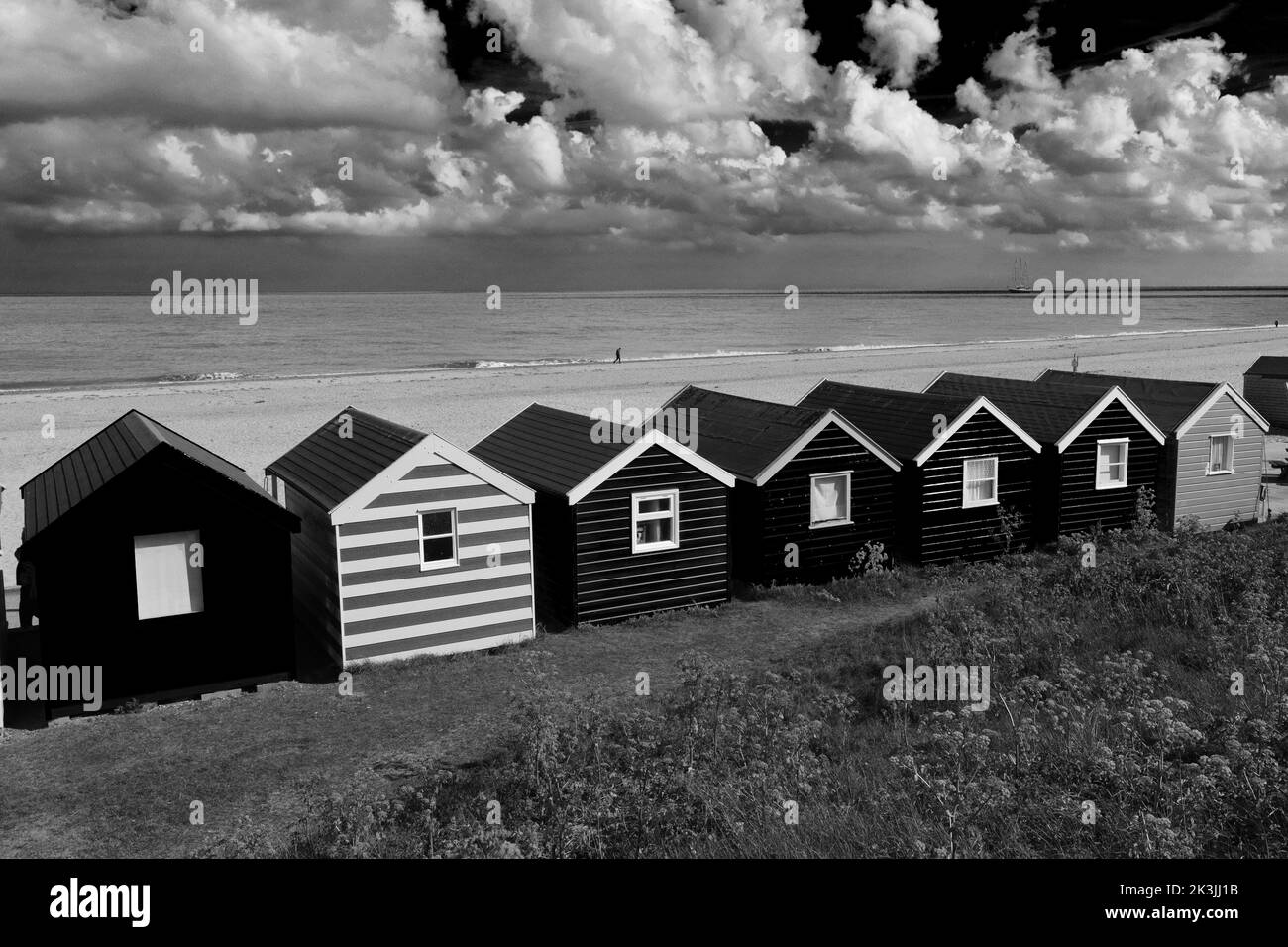 Huttes de plage en bois colorées sur la promenade, ville de Southwold, Suffolk, Angleterre, Royaume-Uni Banque D'Images