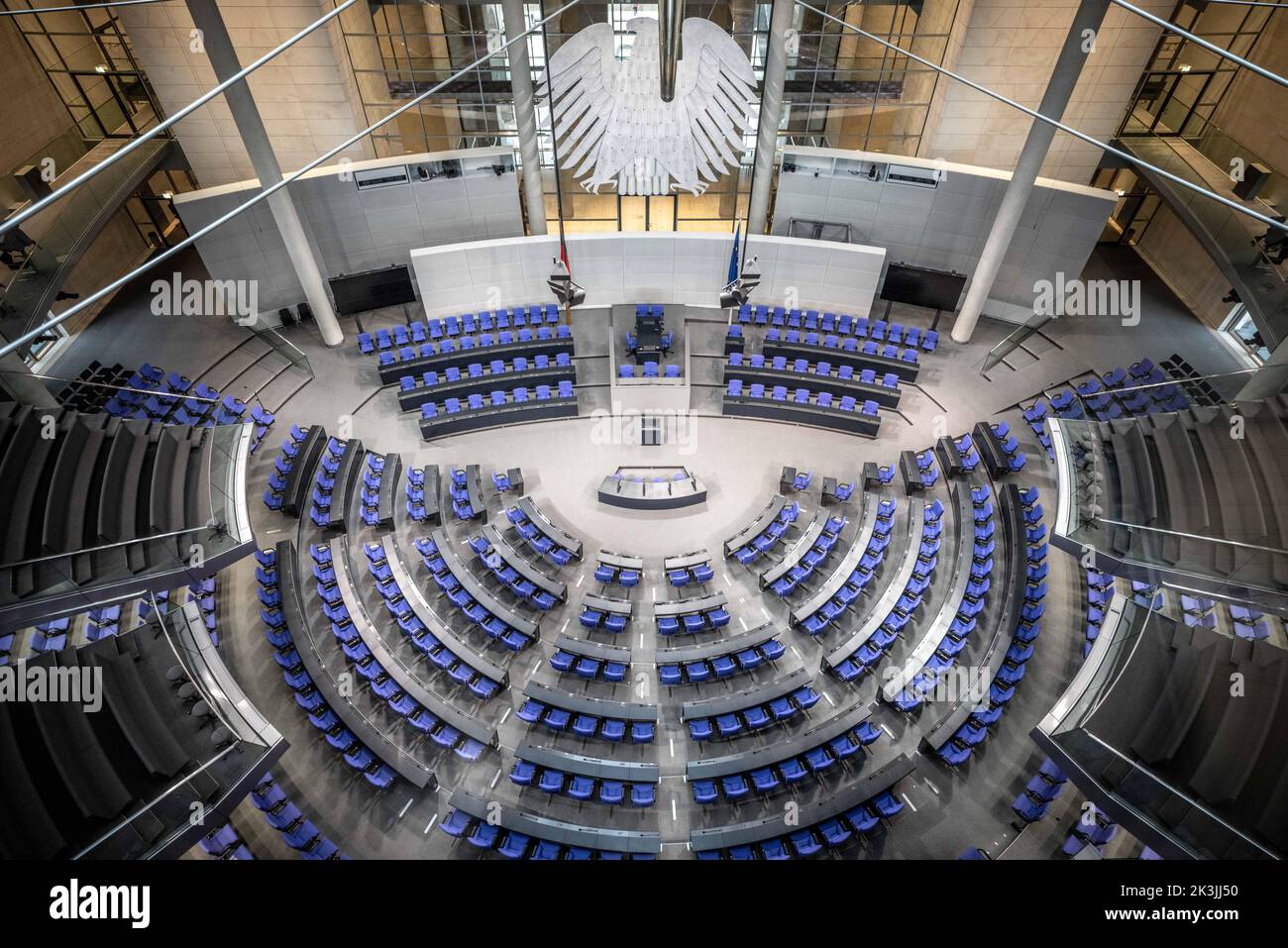 Berlin, Allemagne. 27th septembre 2022. Vue de la salle plénière du Bundestag allemand. Au cours de la semaine de la session, le Parlement veut, entre autres choses, prendre des mesures sur le prix de l'essence. Credit: Michael Kappeller/dpa/Alay Live News Banque D'Images