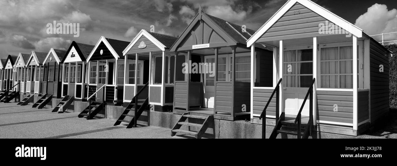 Huttes de plage en bois colorées sur la promenade, ville de Southwold, Suffolk, Angleterre, Royaume-Uni Banque D'Images