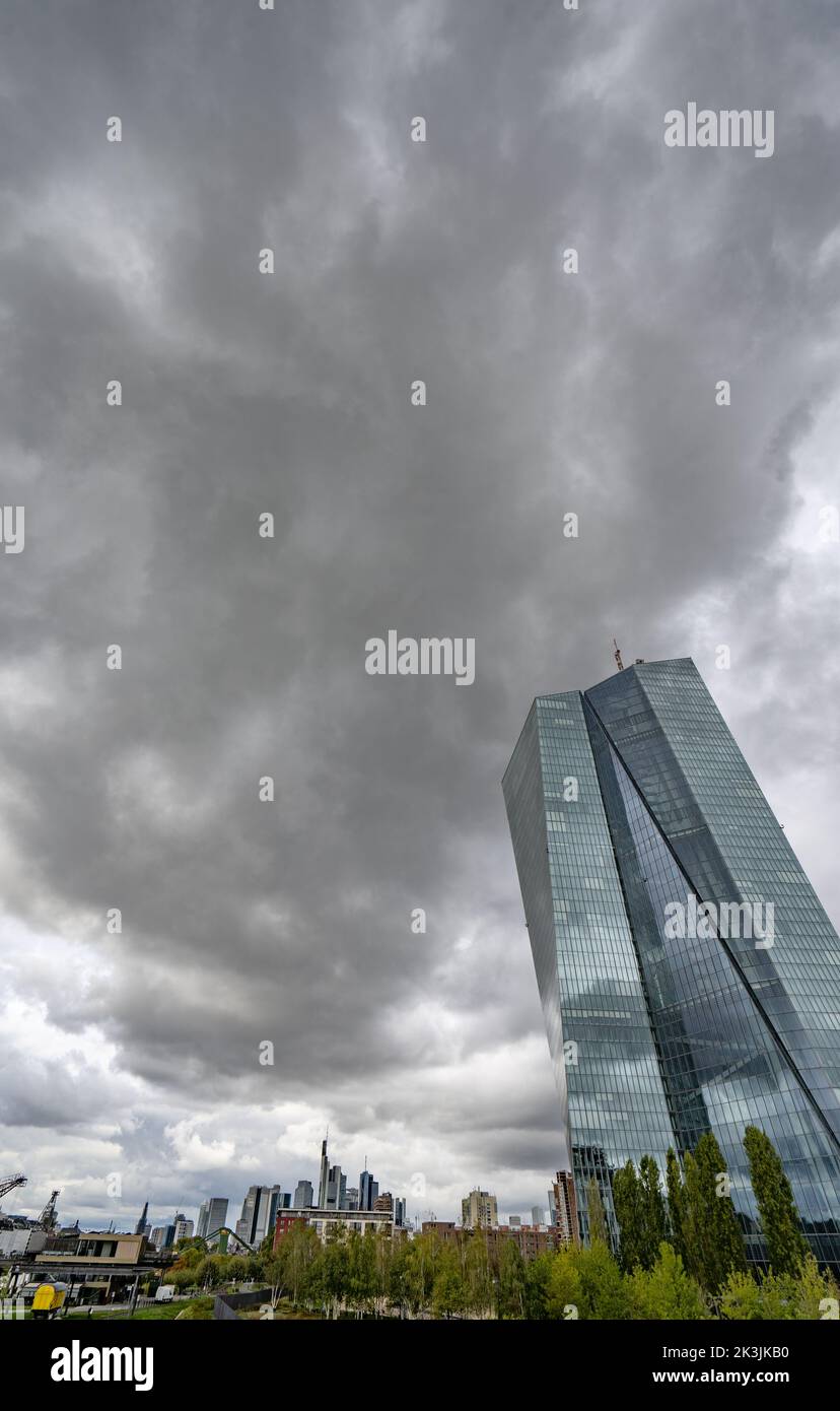 27 septembre 2022, Hessen, Francfort-sur-le-main : des nuages de pluie sombre passent au-dessus du siège de la Banque centrale européenne à midi. Vous trouverez ci-dessous une partie de la ligne d'horizon bancaire de Francfort. Photo: Frank Rumpenhorst/dpa Banque D'Images