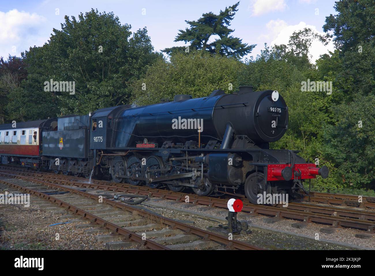Locomotive à vapeur WD 2-10-0 – 90775 « The Royal Norfolk Regiment » tirant un train vers la gare Holt, North Norfolk Railway Banque D'Images