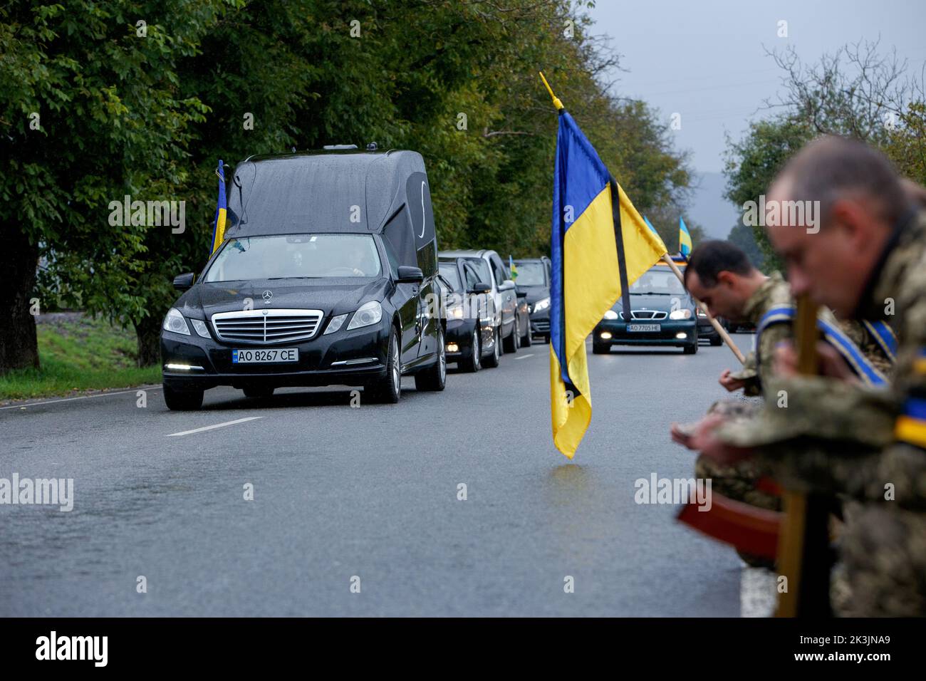 PERECHYN, UKRAINE - le 25 SEPTEMBRE 2022 - des militaires s'agenouillent pour rendre leurs derniers respects au lieutenant supérieur Armen Petrosian, 50 ans, qui est mort pendant liberati Banque D'Images